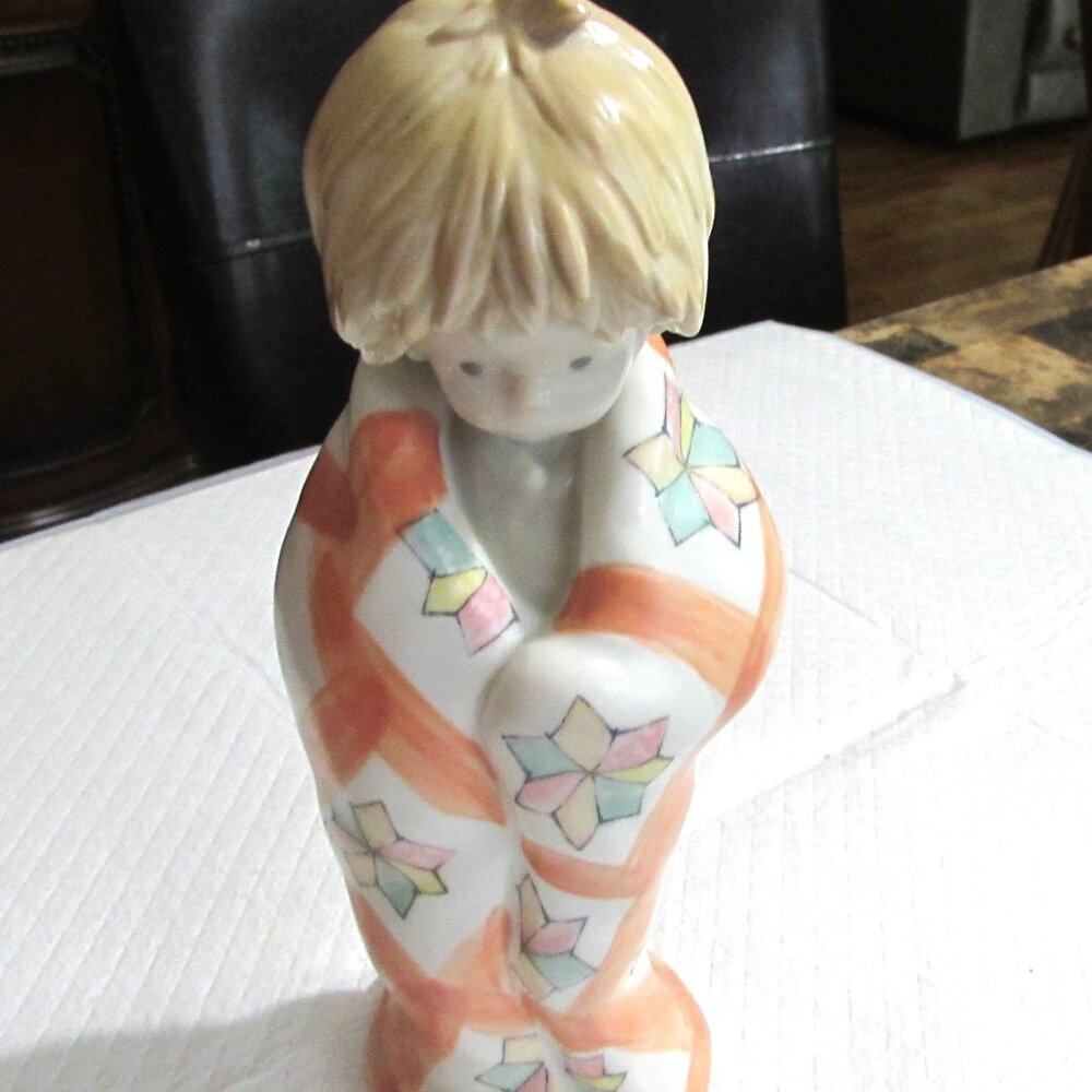 1988 KINKA ENESCO FIGURINE COLLECTION "Boy or Girl Wrapped In a Quilt"